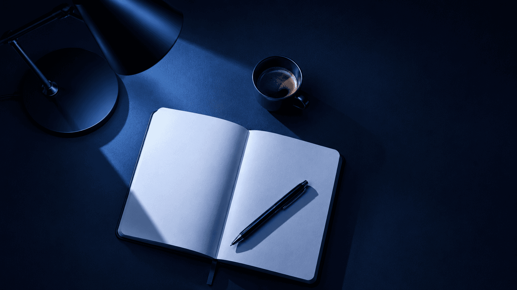Studio notturno con notebook aperto