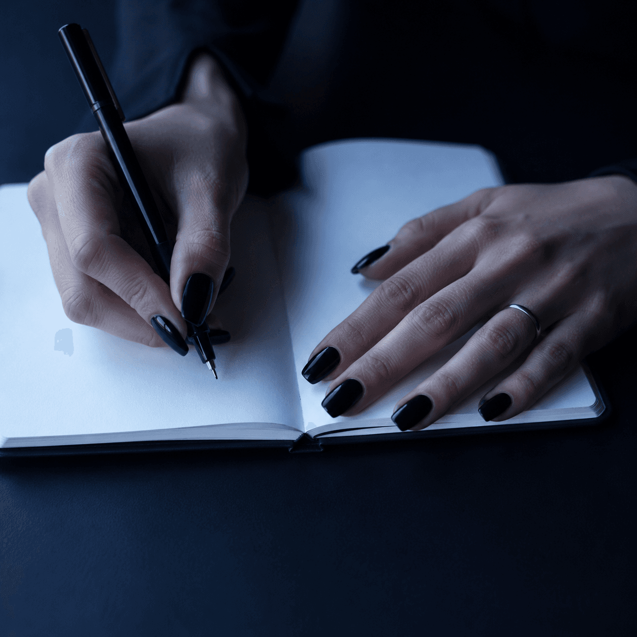 Mani che scrivono su notebook